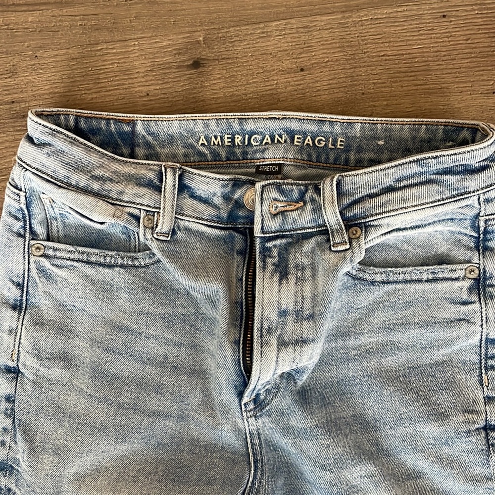 LIKE NEW American Eagle Mom Jeans Size 4 - Picture 8 of 11